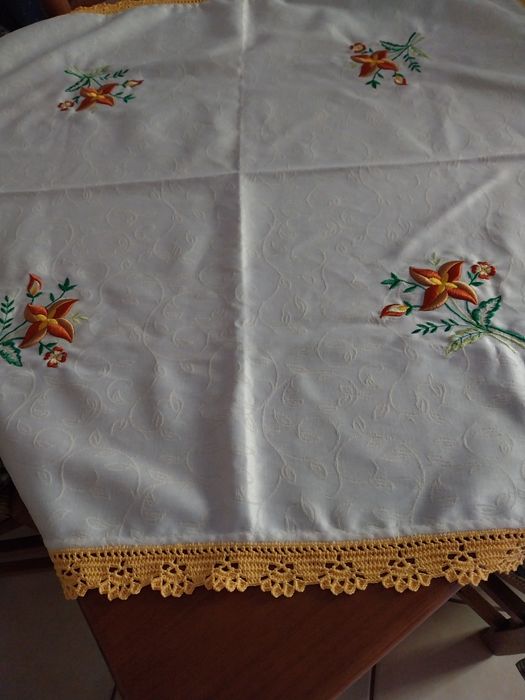 Toalhas bordadas e rematadas a crochet