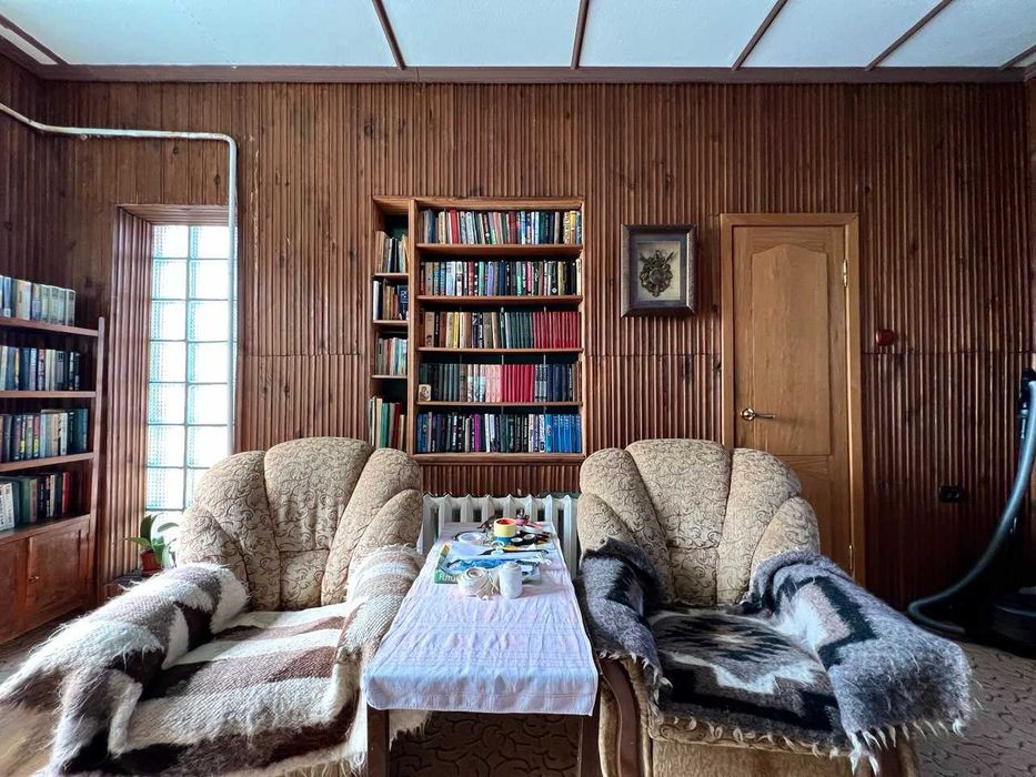 Добротний будинок поруч з озером та дубовим гаєм.Гараж,баня,підвал;газ