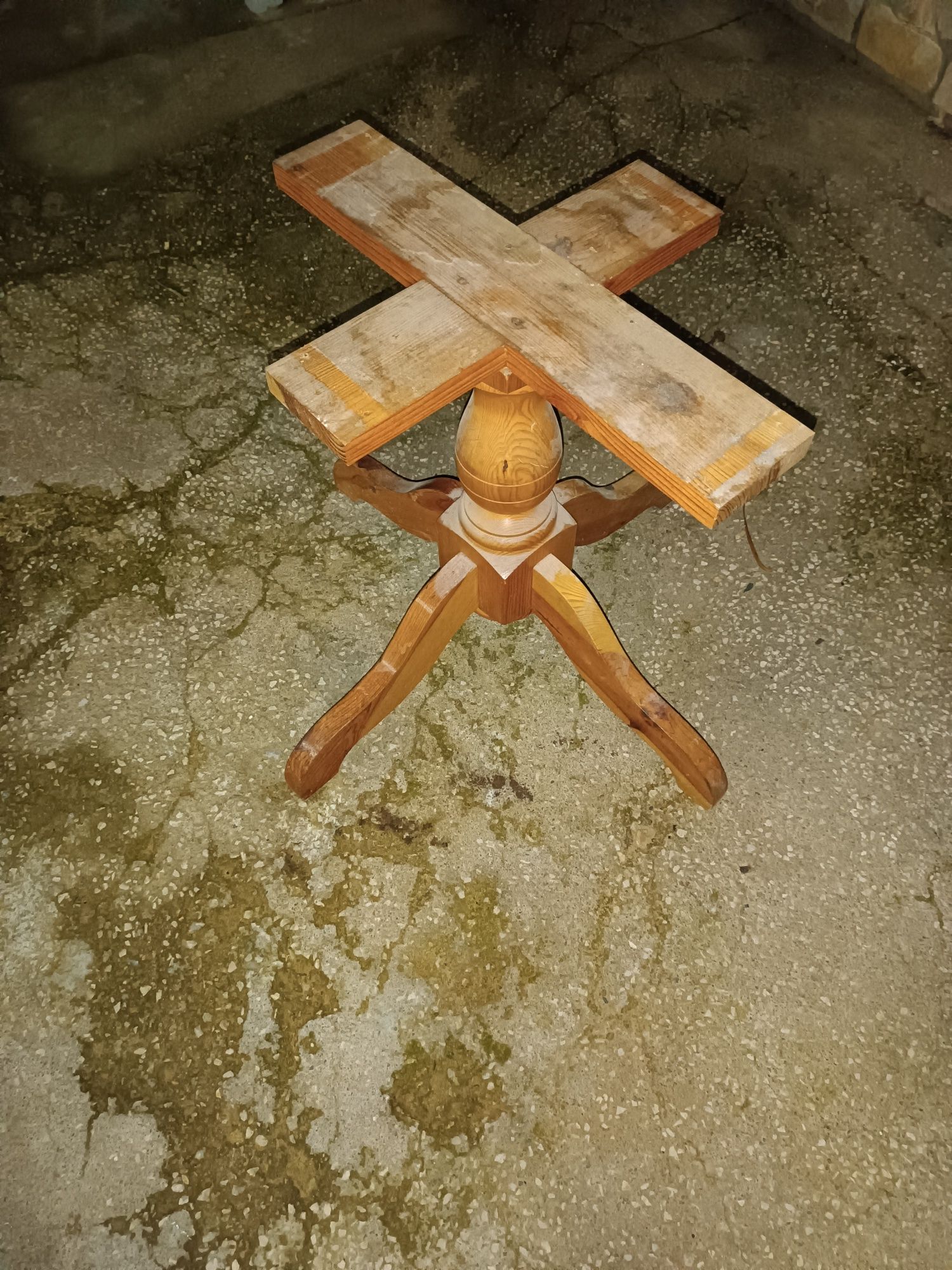 Pé de mesa em madeira