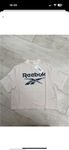 Нежно розовая футболка лонгслив reebok