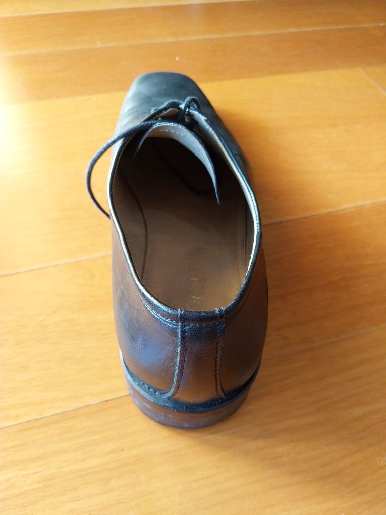 Sapatos de pele traje académico