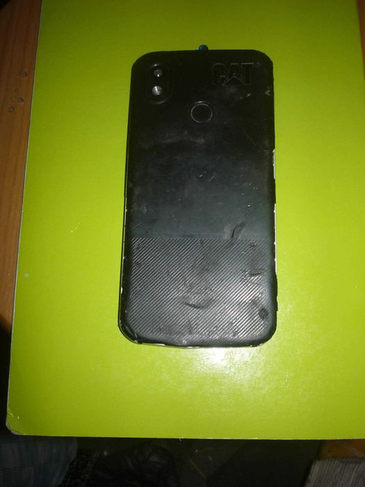 Telemóvel partido Caterpillar: 1 euro