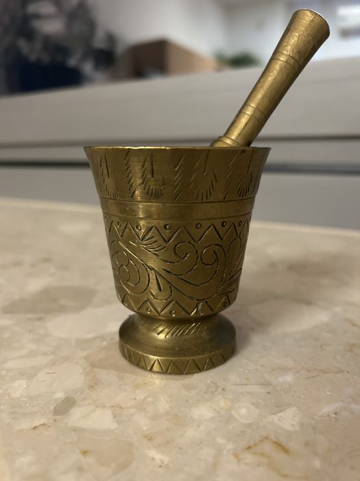 Mosiężny moździerz z tłuczkiem