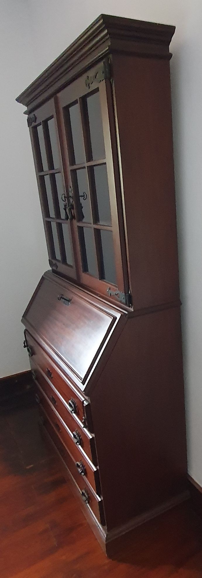 Cómoda com mesa de trabalho em madeira maciça