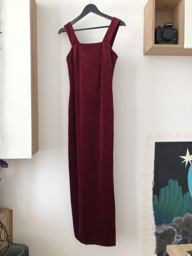 Червоне бархатне плаття