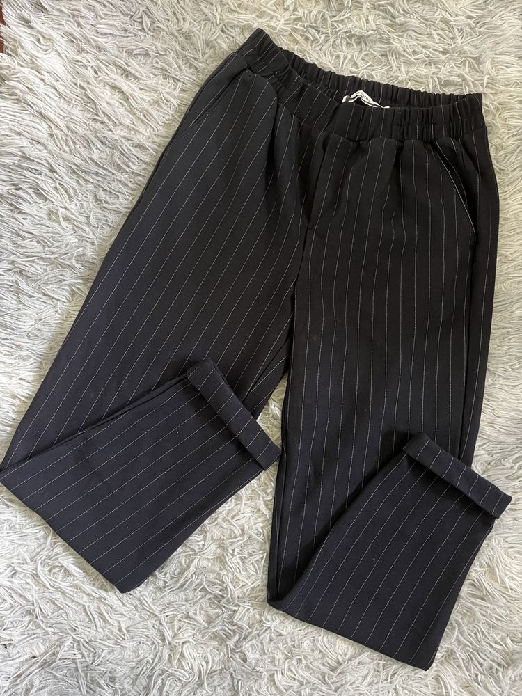Spodnie damskie czarne w paski materiałowe Bershka S