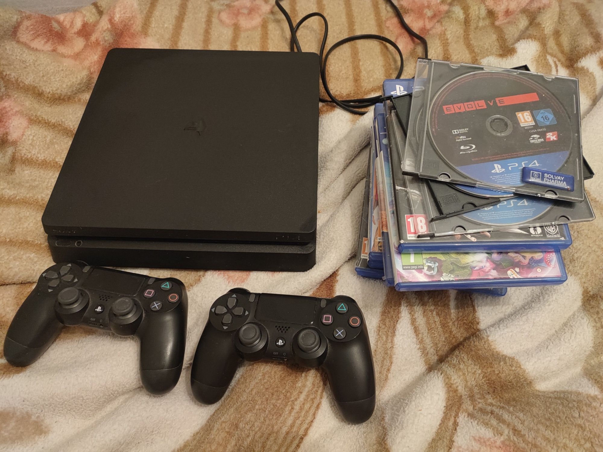 PS4 PRO  1TB / 10 Gier - 2 pady