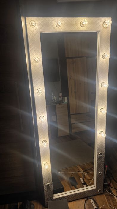 Duże lustro stojące z żarówkami LED ze skórzanym obiciem 160x60