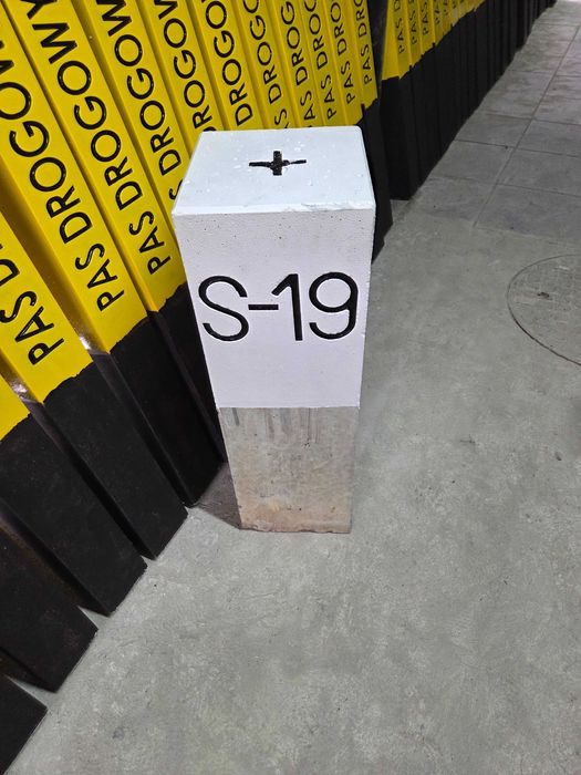 Słupek graniczny S-19, świadek pasa drogowego, granicznik