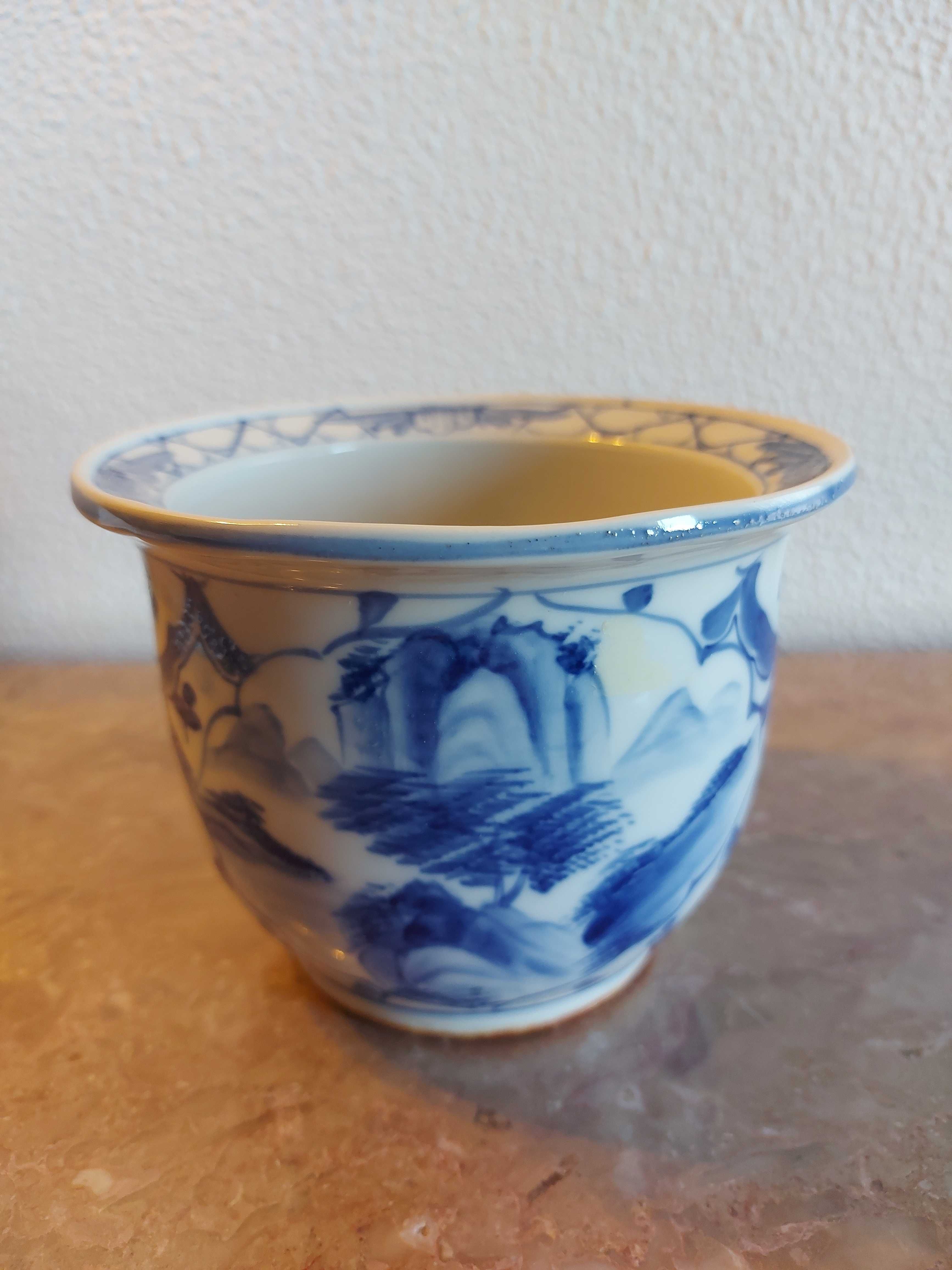 Vaso pequeno em porcelana em tons de azul e branco