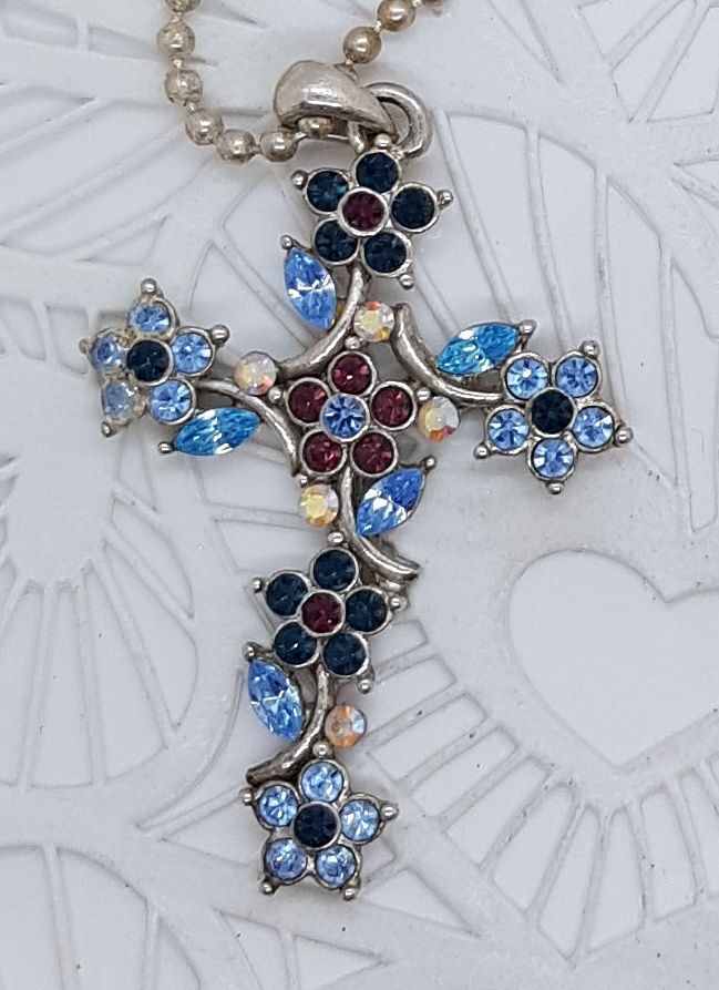Krzyż krzyżyk kwiatki kryształki naszyjnik