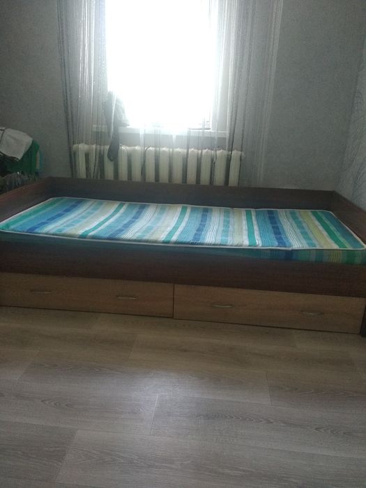 Продам односпальне ліжко з матрацом