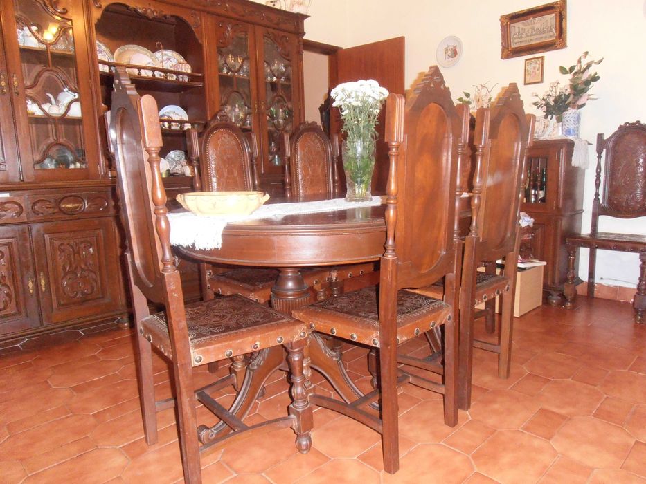 movel de sala com mesa de jantar e cadeiras