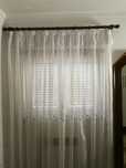 Cortinado com varão em madeira