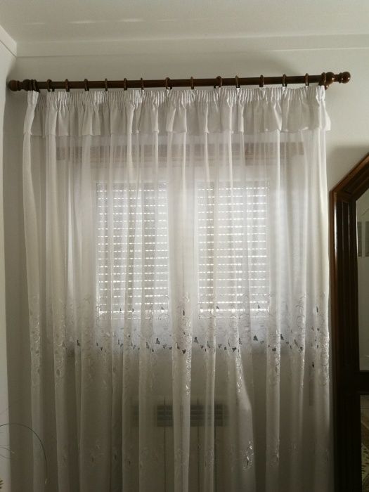 Cortinado com varão em madeira