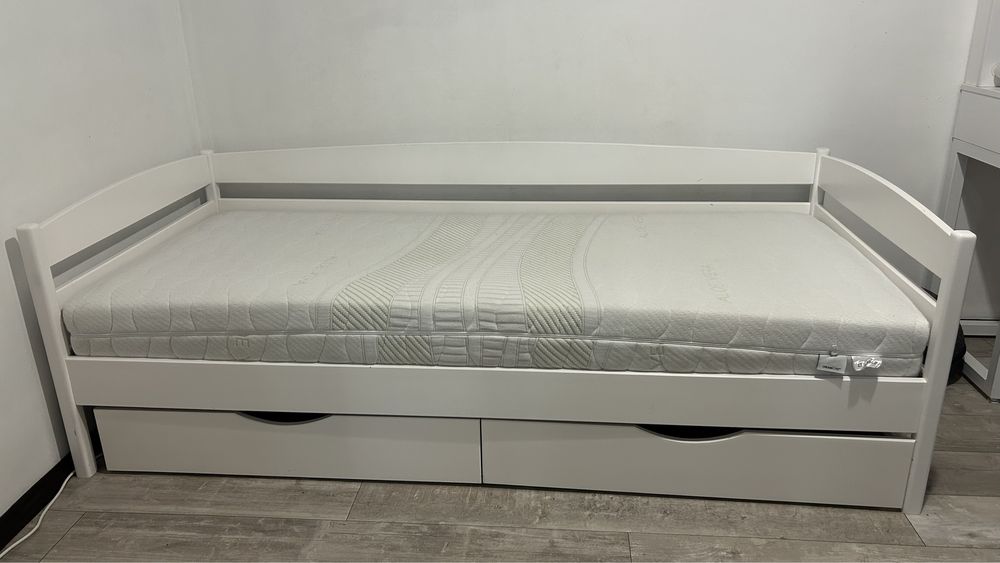 Біле ліжко з матрацом в гарному стані