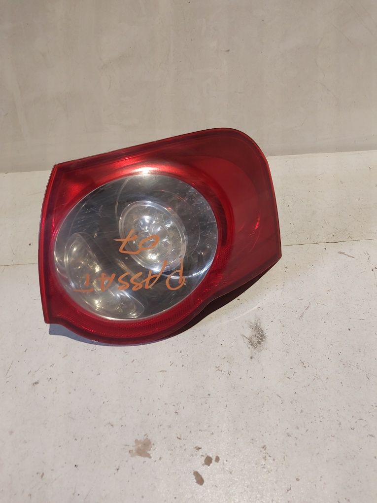 Prawa tylna lampa vw passat b6 kombi prawy tył