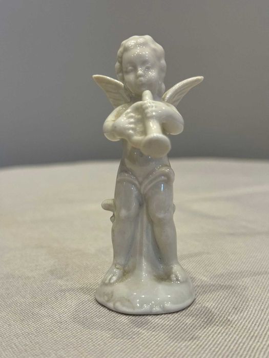 Figurka Putto (aniołek) grający na trąbce, porcelana Wagner & Apel.