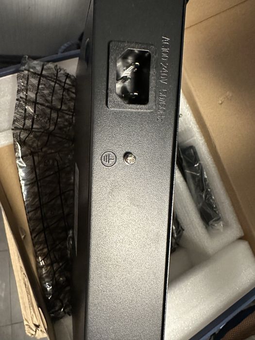 18 портовий некерований комутатор Ethernet з 2,5G Base T портами