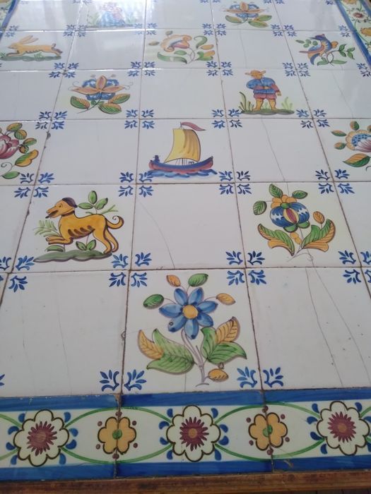 Mesa madeira com tampo de azulejo pintado