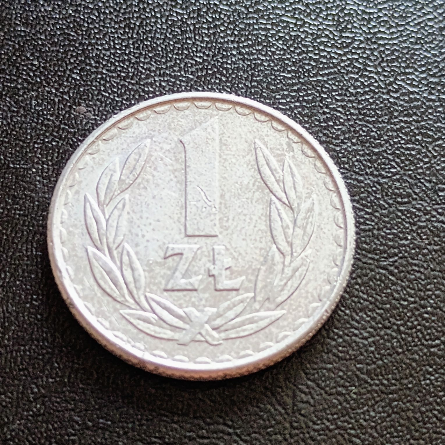 Obiegowa moneta z PRL-U, o nominale 1 złoty 1987 r. Destrukt.