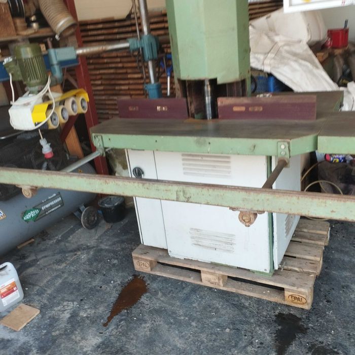 Ciezka frezarka do drewna z posuwem.