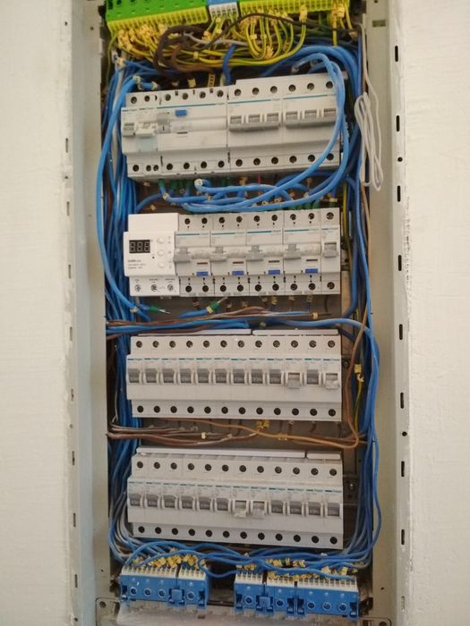 Электрик, ремонт электропроводки.