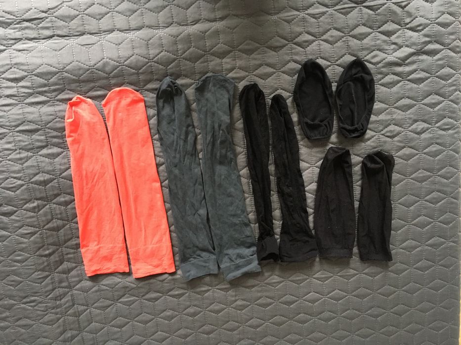 skarpetki podkolanówki gładkie z wzorkiem stopki z dziurką na palucha