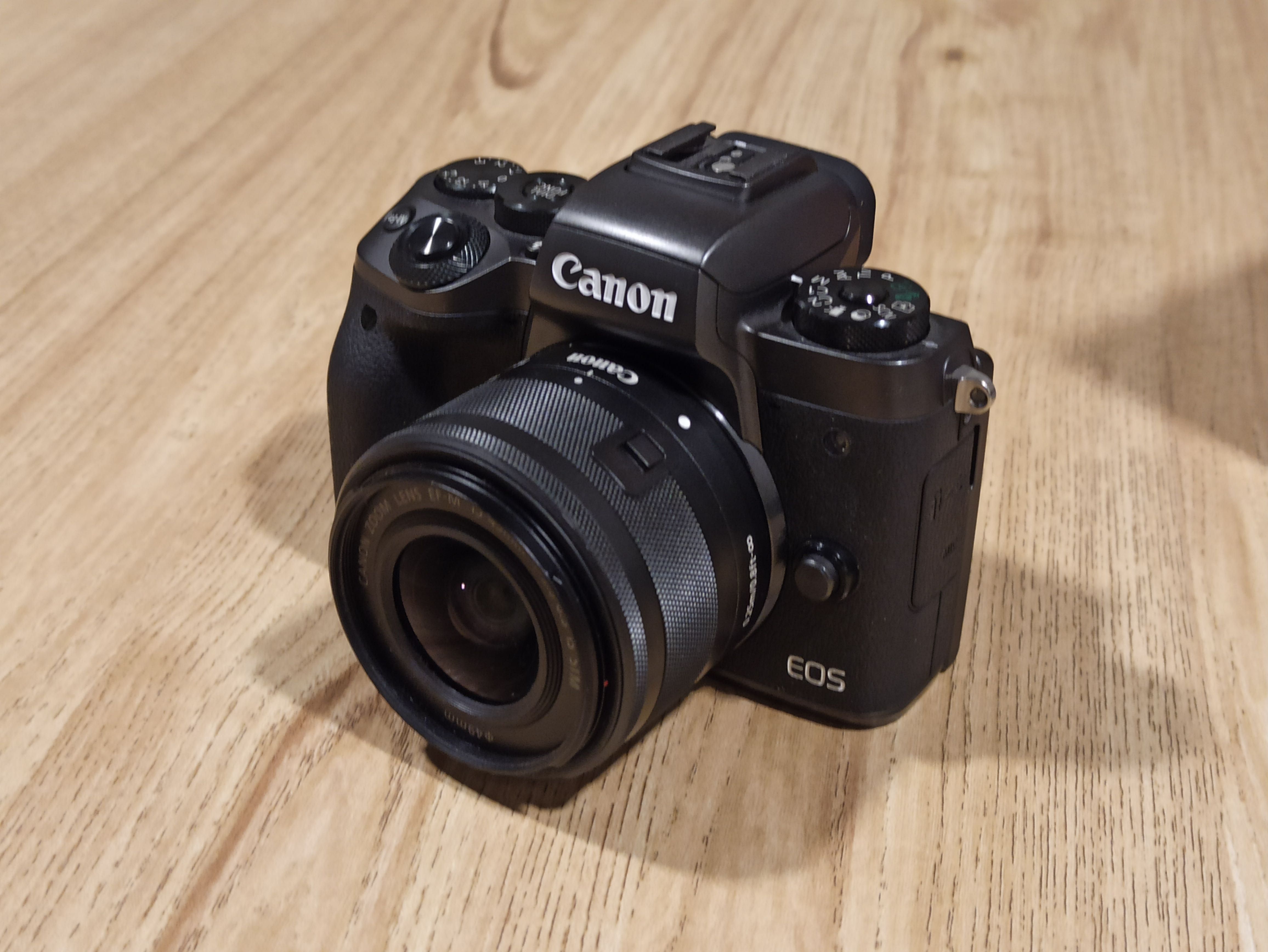 Canon Eos M5 + lente 15-45 + adaptador para lentes EF