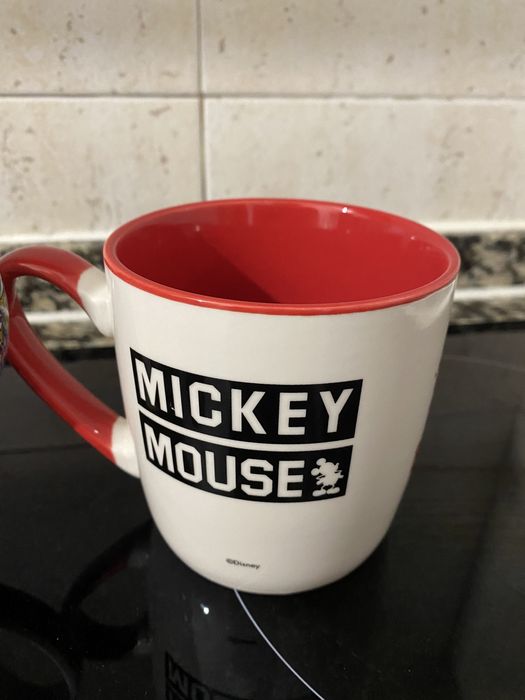 Canecas diversas e tigelas