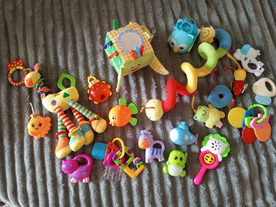 Лот іграшок для найменших 0+