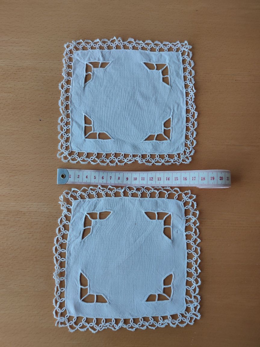 Conjunto de naperons em crochê e tecido.