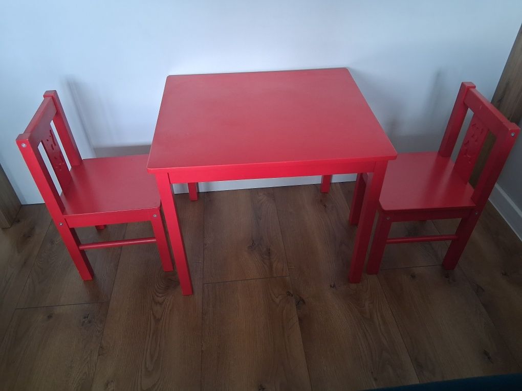 Stolik dla dzieci z krzesełkami