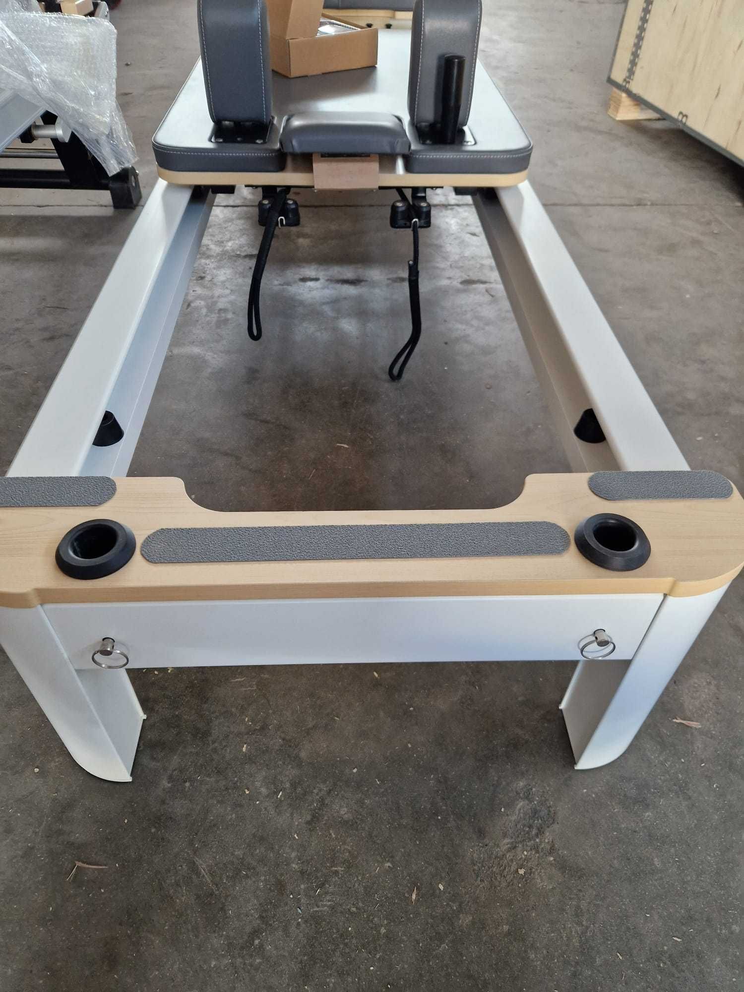 Nowy Biały Reformer Pilates Szara Tapicerka