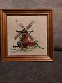 Obrazek haftowany w drewnianej ramie wiatrak
