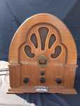 Drewniane radio w stylu retro