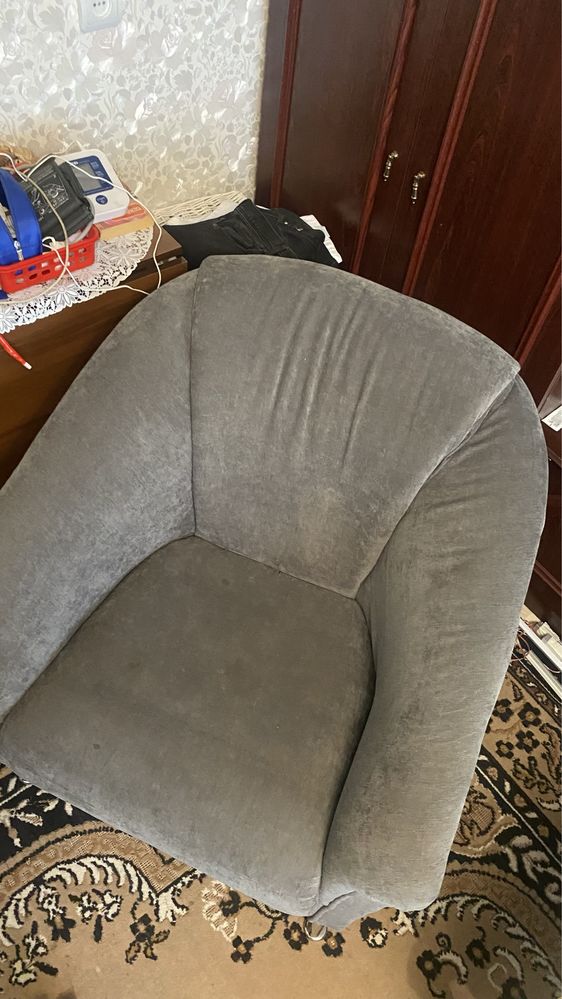 Мягкое Серое Кресло со скругленной спинкой