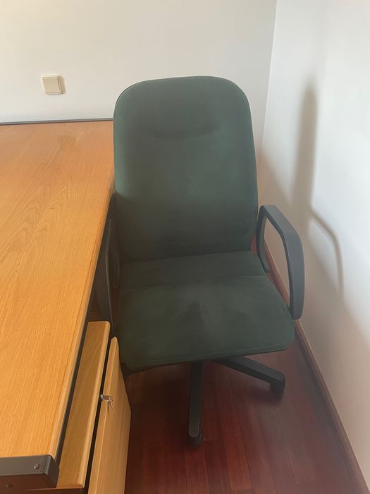 Secretária e cadeira de escritório