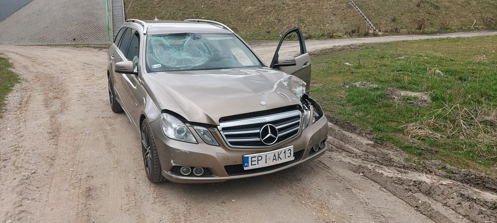 Mercedes Benz E200. W212. 2011rok. uszkodzony. F-VAT marża