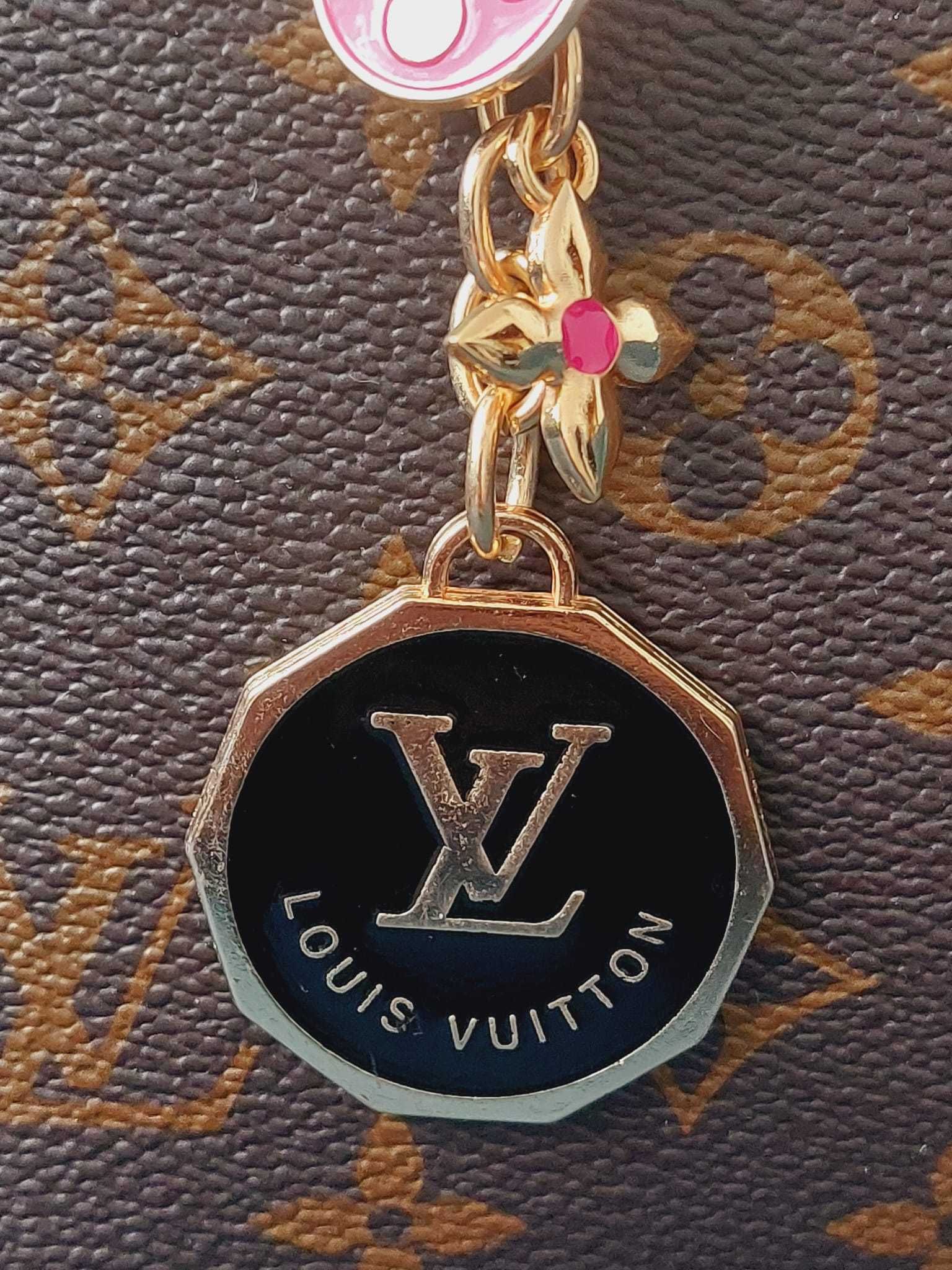 Śliczny kuferek/torebka Louis Vuitton