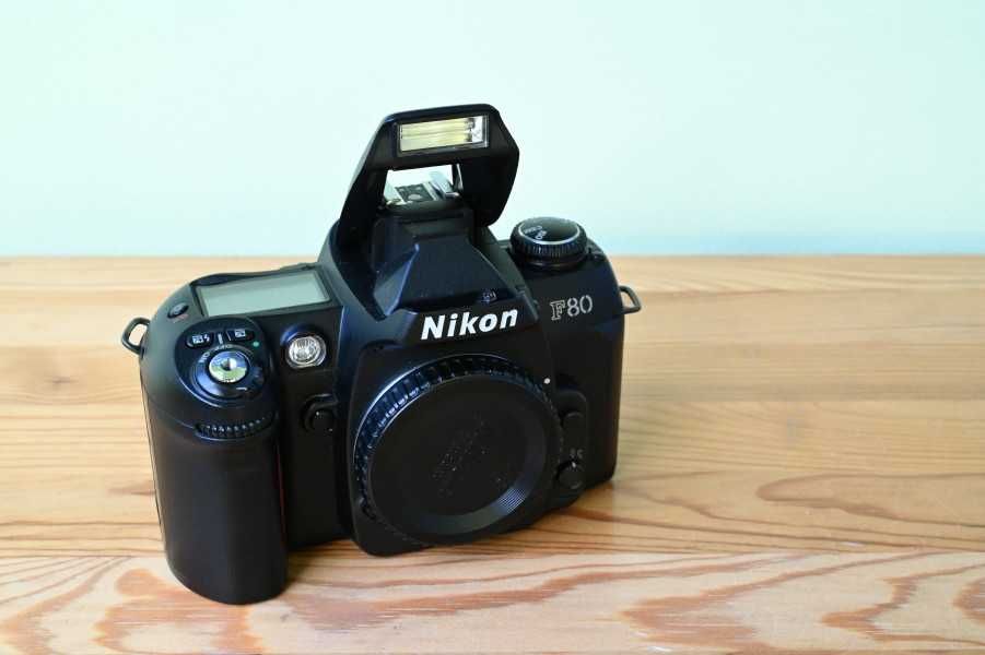 Nikon F80 aparat na kliszę (czarny)