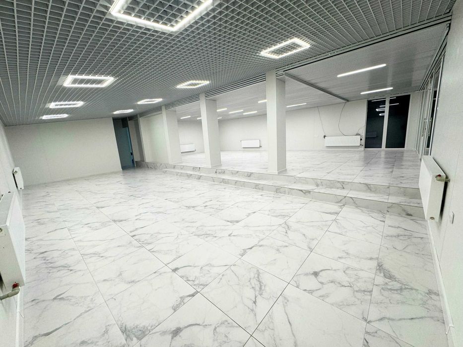 Здається у оренду просторий магазин у відмінній локації. 180 кв.м