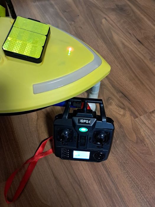 Прикормочний кораблик Flyteck V020