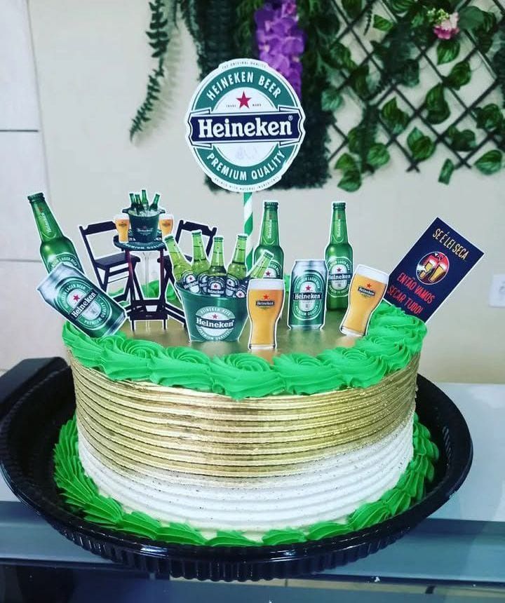 Dona tê bolos e doces