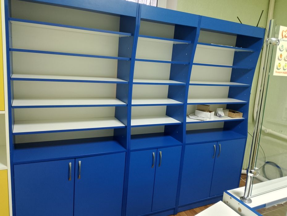 Меблі для аптеки в доброму стані