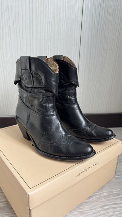 Продам черевики (казаки) жіночі, шкіряні, Розмір 38.