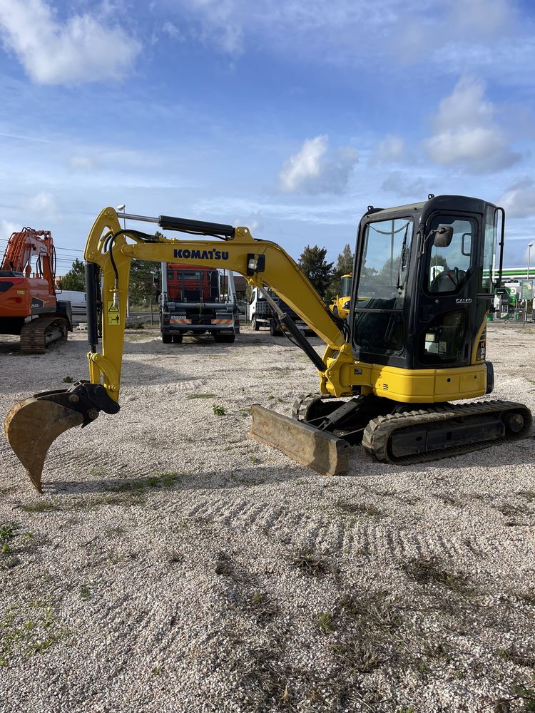 Mini Giratoria / Mini Escavadora Komatsu Pc30-MR2 com 4 baldes e martelo