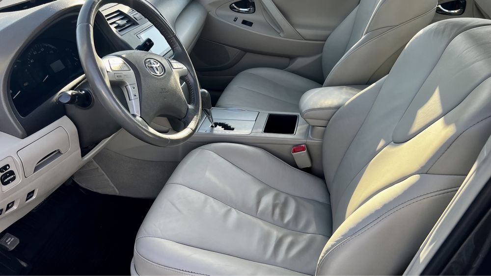 Sprzedam Toyotę Camry, zadbane wnętrze, hybryda, mechanicznie stan bdb