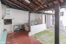 Moradia V3 c/ quintal no centro na cidade.