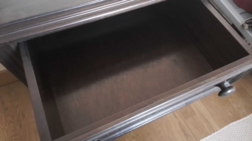 Mesinha de cabeceira, em madeira castanha